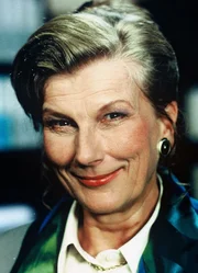 Fascht e Familie Lampenfieber Folge 83 Unerschrockene Vorzimmerdame: Sibylle Courvoisier als Frau Spuhler.