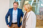 Auch die Gräfin Schönberg (Andrea L'Arronge) sorgt dafür, dass sie bei den Ermittlungen um den Tod einer Mathematiklehrerin involviert ist. Schnell wird deutlich: Es gibt viele Schwierigkeiten an der Schule von Direktor Reinhard Vogt (Serge Falck), sowohl zwischen den Lehrern als auch zwischen den Schülern.