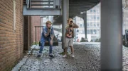 Jonny und Clarissa auf Beobachtungsposten in der Hafencity