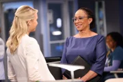 Sie sind einer Meinung, v.li.: Kirsten Hager als Dr. Stevie Hammer, S. Epatha Merkerson Sharon Goodwin