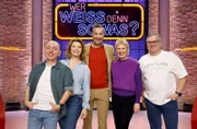Moderator Kai Pflaume (M.) und seine Rateteam-Kapitäne Bernhard Hoëcker (l.) und Elton (r.) begrüßen in dieser Sendung die Schauspielerin und Komikerin Annette Frier (2.v.l.) und die Komikerin und Schauspielerin Cordula Stratmann (2.v.r.).