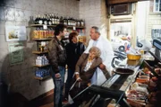 Toni (Ricky Wagner) und Fuzzi (Joachim  Bernhard) machen im Metzgerladen "Rabatz" und stoßen dabei Frau Schöninger (Bruni Löbel) um. Der Metzger Huber (Gustl Bayrhammer) eilt zu Hilfe.