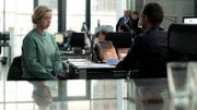 Julia Egger (Anna Herrmann, li.) wird von der Polizei vernommen.