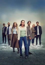 ARD Degeto FAMILIES LIKE OURS - NUR MIT EUCH, "Es kommt die Zeit (A New Chapter), Folge 1, am Freitag um 23:00 Uhr im ERSTEN, online first ab Freitag in der ARD MEDIATHEK Keyvisual - Der steigende Wasserspiegel zwingt die Dänen, ihren Besitz zu verkaufen und das Heimatland zu verlassen. V. li. n. re.: Nikolaj (Esben Smed), Henrik (Magnus Millang), Fanny (Paprika Steen), Laura (Amaryllis August), Elias (Albert Rudbeck Lindhardt), Amalie (Helene Reingaard Neumann) und Jacob (Nikolaj Lie Kaas)