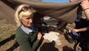 Tierärztin Katharina Ott bei Untersuchung von Gepardin Ilanga.