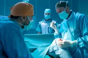 Dr. Ilay Demir (Tan Caglar, li.) fällt es schwer urteilsfrei einen Patienten zu operieren, der seinen besten Freund Kris vor einiger Zeit ins Koma geprügelt hat. Dr. Kai Hoffmann (Julian Weigend, re.) erinnert ihn daran, dass jeder eine zweite Chance verdient hat.