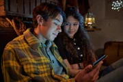 Leon (Dean-Ryan Kuhlig, li.) und Io (Clara Jaschob, re.) macht es nichts aus gemeinsam bis in die Nacht an ihrem Projekt zu arbeiten.