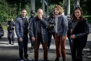 Josef (Martin Wallström, l.) Martin (Peter Haber, 2.v.l.), Jenny (Anna Asp, 2.v.r.) und Alex (Jennie Silfverhjelm, r.) entdecken das Auto, in dem Vilhelm Beck entführt wurde. Von Martins Enkel fehlt jedoch jede Spur.