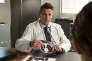 Dr. Alexander Kahnweiler (Mark Keller) bespricht mit seiner Patientin Paula (Leonie Wesselow) die Ergebnisse der CT-Untersuchung.