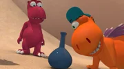 Kokosnuss und seine Freunde haben am Strand eine sonderbare Flasche entdeckt. Ob da wohl ein Flaschengeist drinsteckt?