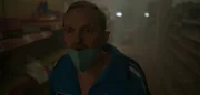 Andi (Milan Peschel) wundert sich darüber, dass der Laden seines Vertrauens völlig leergeräumt und ausgestorben ist.