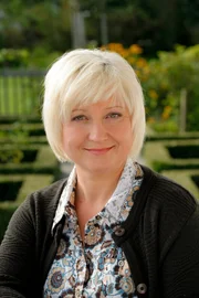Claudia Wipplinger (Irmgard Schlesinger).