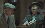 Die schrullige Eleonor Bunsall (Prunella Scales) versucht, am Grab des toten Jonathan Lowrie mit einer spiritistischen Sitzung herauszufinden, wo dieser das Familiensilber versteckt hat, das sein Nachkomme Markus (Charles Simon) schon sein Leben lang sucht.