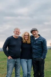 Schmidt Max (rechts) mit Sandra Egge und Jens Egge (beide gehörlos) in Hampersdorf bei Dorfen.