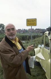 Peter (Peter Ludtig) hat ein Haus im Moor geerbt. Voller Erwartungen kommt er in Moordorf an- die Suche im Moor kann beginnen.!