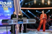 Quizmasterin Esther Sedlaczek mit den Kandidatinnen des Teams "Moderation": Melissa Khalaj und Laura Karasek.