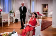 Sophia (Krista Birkner, r., mit Martin Müller, l.) rechnet mit der Trennung von Henry und Maxi und sieht das als Krönung ihrer Intrige.