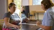 In der Spiegeltherapie trickst Melanie (l.) das Schmerzempfinden ihres Gehirns aus.