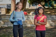 Fabienne (Paula Uhde li.) und Massuda (Tisa Pharischad Khyumim, re.) sind nicht begeistert davon im Team anzutreten.