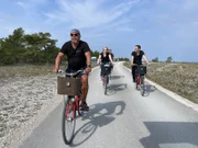 Visby in Gotland in Schweden. Ausflug: Fahrradtour und Crêpe-Essen mit Passagiere Rebecca Dörner und Robert Falk. Auf der kleinen Insel Faro treffen sie ihre Guides und fahren an der Küste entlang.