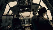 Sekunden nach dem Abwurf einer Ladung Löschmittel auf einen wütenden Waldbrand in Ostaustralien kämpfen die Piloten von Coulson Aviation Flight B-134 darum, wieder auf Höhe zu kommen.