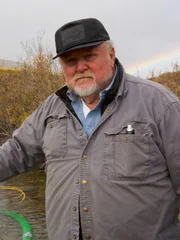 Vernon steht bei der Ausrüstung mit dem Regenbogen hinter ihm