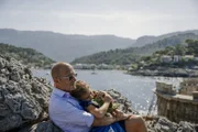Robert Bischoff (Heino Ferch, l.) genießt mit seiner Tochter Lilly Bischoff (Minou Troll, r.) den Ausflug ans Meer.
