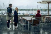 Madeleine Konrad (Birte Hanusrichter, M.) und Marc (Timmi Trinks, l.) sprechen mit Karoline Bockholt (Nicola Ransom, r.), die ein Verhältnis mit Marcel Schüle hatte.