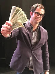 Jay Van Bavel, außerordentlicher Professor am Fachbereich Psychologie der New York University, posiert mit einer Handvoll Bargeld, bevor er darüber spricht, wie seine Forschung zur Entmenschlichung beeinflusst werden kann, wenn Geld im Spiel ist.
