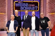 Moderator Kai Pflaume (M.) und seine Rateteam-Kapitäne Bernhard Hoëcker (l.) und Elton (r.) begrüßen in dieser Sendung die Konditormeisterin, Buchautorin und Fernsehjurorin Bettina „Betty“ Schliephake-Burchardt (2.v.l.) und den Konditor Christian Hümbs (2.v.r.).