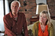 Gerald Dawson (Rolf Becker) möchte mit Margret (Therese Hämer) ein neues Leben im Wohnwagen beginnen.