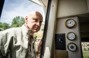 Jürgen Harksen (Michael Mohr) nimmt verdächtige Geräusche auf seiner Jacht wahr.