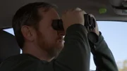 HSI-Agent Connor benutzt ein Fernglas, um einen Verdächtigen während eines Einsatzes in San Diego, Kalifornien, zu beobachten (National Geographic)