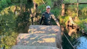 Spreewaldbauer Sebastian Kilka bringt mit dem Kahn nach und nach die Heuballen von den Wiesen auf den Hof.