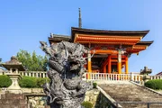 Drachenstatue am Eingangstor des Kiyomizudera-Tempels, Kyoto, Japan.