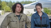 Jessica (Henriette Nagel, r.) und Mirko (Robert Hofmann, l.) können sich nicht vorstellen, wer Ringo ermordet hat.