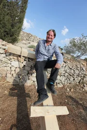 Jerusalem, Israel - Shimon Gibson (Hauptbeitragszahler) und Kreuz.