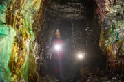 Dirk Steffens im "Grünen Gewölbe", einem Stollenabschnitt des stillgelegten Bergwerks Röhrigschacht in Wettelrode. Die bunten Farben der Ablagerungen zeugen von den unterschiedlichen Metallen, die hier abgebaut wurden.
