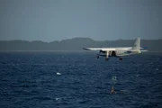 Angesichts der drohenden Haifische im Wasser und der schnell untergehenden Sonne wirft ein Flugzeug eine Rettungsinsel für Paul de Gelder und James Glancy ab. Während des Zweiten Weltkriegs wurde bei einem bekannten Flugzeugabsturz eine Rettungsausrüstung von einem Rettungsflugzeug abgeworfen.