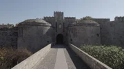 Umgeben von dicken Mauern gilt die Stadt Rhodos lange als uneinnehmbar - bis das Unvorstellbare passiert und die Insel von den Osmanen belagert wird.
