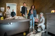 Kim Nowak (Amy Mußul, 2.v.r.) und Moritz Brenner (Johannes Hendrik Langer, M.) treffen am Tatort ein. Prof. Rossi (Anna Stieblich, r.) klärt die beiden über die Befunde der Spurensicherung auf. Todesursache ist eine Verletzung am Hinterkopf, die Tatwaffe konnte ebenfalls sichergestellt werden. (Komparsen im Bild)