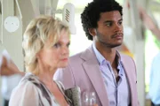 Dorothy Foster (Sharon Small) und Carlton Paris (Steven Cole) sind Gäste auf der Feier, auf der auch das Gemälde ausgestellt war. Bald schon wird ihr Leben eine drastische Wendung nehmen.