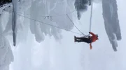 Will Gadd schlägt beim Klettern an den Helmcken Falls Eis von einem Seil ab. (obligatorischer Kredit: Red Bull Media House)