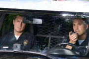 Es schien, als wären Nolan (Nathan Fillion, l.) und Bradford (Eric Winter, r.) auf einer gewöhnlichen Streife durch die Stadt, als plötzlich mehrere Schüsse fallen. Die Beamten rücken aus, doch als sie am Ort des Geschehens ankommen, machen sie eine schreckliche Entdeckung.