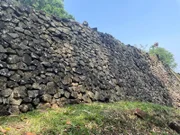 Riesige uralte Terrassen aus Vulkangestein in West-Java, Indonesien, lassen ihre Herkunft rätselhaft erscheinen. MYSTERIOUS ISLANDS nimmt die Zuschauer mit auf eine unvergessliche Entdeckungsreise zu den außergewöhnlichsten und rätselhaftesten Inseln der Welt.