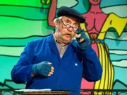 Alfred Heizmann war viele Jahre war er einer der Fasnachts-Stars am Bodensee. Mit spärlicher Verkleidung - doch stets mit Kopfbedeckung und Strickhandschuhen - war er das Aushängeschild der Konstanzer Fasnacht. Humor, Herz und Intellekt, aber auch der erhobene Zeigefinger prägten seine Büttenbeiträge. Familie, Freund:innen und Weggefährt:innen erinnern sich an den 2017 verstorbenen Fasnachter.
