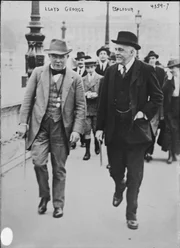 Premier Lloyd George (l.) und Außenminister Arthur Balfour (r.) in Paris 1919. Sie waren maßgeblich an der Neugestaltung des Nahen Ostens, sowie der Zerschlagung des Osmanischen Reichs beteiligt.