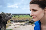 Hannah Emde Face to Face mit den Echsen der Urzeit. Die kleinen Drachen zeigen ein seltsames Verhalten: Sie gehen im Meer zum Tauchen.