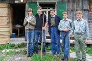 Der 85-jährige Bergbauer Anton Moosbrugger (Mi.) zeigt seinem Neffen Christoph (2.v.l.), dessen Freundin Katharina (li.) und den Enkeln Johannes (2.v.r.) und Matthias, welche Aufgaben sie auf der Hochalpe erwarten.