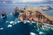 Die makaronesische Inselwelt liegt über viele tausend Kilometer verstreut, inmitten des Atlantik. Auch wenn viel Wasser sie trennt, teilen alle Inseln eine Geschichte: über viele Millionen Jahre sind sie durch Vulkan-Hotspots vom Grund des Atlantiks gewachsen, bis sie über die Oberfläche ragten. Das, was man von ihnen sieht, ist nur wie die Spitze eines Eisbergs.